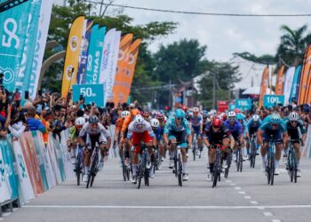 PELUMBA JCL Team Ukyo, Matteo Malucelli (tengah baju biru muda) memecut pada 100 meter (m) terakhir pada perlumbaan Le Tour de Langkawi (LTdL) 2024 peringkat kedua (Arau-Butterworth), di Dataran Pemuda Merdeka, hari ini. - UTUSAN/SHIDDIEQIIN ZON