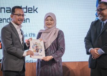 FADHLINA Sidek melihat buku Pelan Strategik 2024-2030 di KPM, Putrajaya. - UTUSAN/FAIZ ALIF ZUBIR