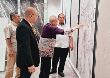 TENGKU Hassan Tengku Omar (dua, kiri) melihat antara produk seramik yang dihasilkan dengan batuan kuarza pada majlis perasmian ibu pejabat Xinda di Chukai, Kemaman, Terengganu, semalam.-UTUSAN/PUQTRA HAIRRY ROSLI