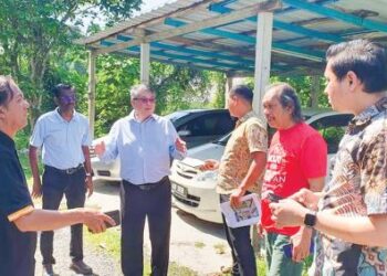 PERBINCANGAN bersama beberapa wakil bagi menyelesaikan aduan yang diterima ketika mengadakan lawatan di Batu Arang sebelum ini. – mingguan/ SHIDDIEQIIN ZON