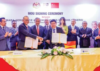 Ahmad Zahid Hamidi menyaksikan pemeteraian MoU antara Mara Aerospace & Technologies Sdn Bhd yang diwakili  Ketua Pegawai Eksekutif Kumpulan MARA Corporation, Zulkarnain Taman  dan Honeycomb Aerospace Technologies (Beijing) yang diwakili  Pengurus Besarnya, Cheng Ying Jie   di Shanghai, China semalam.