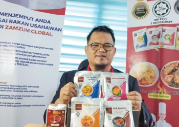 MOHAMMAD Zamzum Duhari menunjukkan produk pes makanan yang dikeluarkan oleh Zamzum Global.