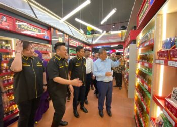 AMINUDDIN Harun bersama Rosyam Nor dalam majlis pembukaan ST Rosyam Mart Senawang di Seremban, semalam. – UTUSAN/NOR SHAFAWATI YUP