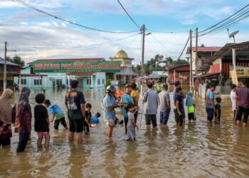 Sebahagian daripada mangsa-mangsa banjir beratur bagi mendapatkan makanan percuma yang disediakan oleh pemilik Warung Pak Din One Dollar di Kampung Suka Menanti. UTUSAN/ SHAHIR NOORDIN