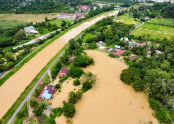 TINJAUAN dari udara keadaan rumah penduduk yang dilanda banjir di Kampung Padang Luar di Kubang Pasu - UTUSAN/ SHAHIR NOORDIN