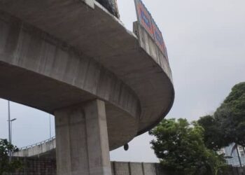 SEBUAH lori terbabas merempuh tembok penghadang Lebuhraya Duta–Ulu Klang (Duke), Sentul yang menyebabkan serpihan penghadang itu pecah serta terjatuh hingga menghempap sebuah kereta yang diparkir di bawah lebuh raya berkenaan.