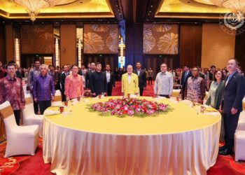 SULTAN Ibrahim (tengah) ketika berangkat ke majlis santapan bersama diaspora Malaysia di Republik Rakyat China, hari ini. Foto - OFFICIALSULTANIBRAHIM.