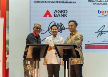 CEO Agrobank, Tengku Ahmad Badli Shah Raja Hussin (kiri) dan Pengarah Urusan Borong, Aizat Rahim (kanan) telah menandatangani MOU untuk menyediakan peluang pembiayaan bernilai RM300 juta kepada PKS, disaksikan oleh Timbalan Menteri Pertanian dan Keterjaminan Makanan, Datuk Arthur Joseph Kurup (tengah) pada Jumaat lepas.