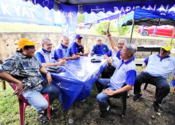 HASAN Rahman (kanan) mengadakan perbincangan dengan kepimpinan pertubuhan Alumni 4B Malaysia di PDM Lian Seng, Kluang.