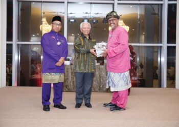 YUSOF Noor (tengah) menerima Anugerah Bintang Angkasa AAFM 2024 yang disampaikan oleh Khairul Danial dan diiringi oleh Aziz Basiran (kiri) pada program Makan Malam Nostalgia Persatuan Alumni Asrama Felda Malaysia (AAFM) 2024 di Seri Kembangan, Serdang, Selangor, kelmarin.