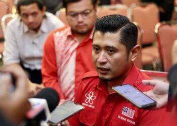 MUHAMMAD Hilman ketika ditemui pemberita selepas hadir ke sidang akhbar Majlis Pengenalan Calon Armada Bersatu di sini hari ini. UTUSAN/NURUL NAJWA HASRAN