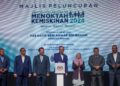 Perdana Menteri, Datuk Seri Anwar Ibrahim bersalaman dengan tetamu yang hadir pada Majlis Peluncuran Simposium Kebangsaan Menoktah Kemiskinan 2024 di Pusat Antarabangsa Putrajaya (PICC) di sini, hari ini.

GAMBAR : FAISOL MUSTAFA