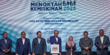 Perdana Menteri, Datuk Seri Anwar Ibrahim bersalaman dengan tetamu yang hadir pada Majlis Peluncuran Simposium Kebangsaan Menoktah Kemiskinan 2024 di Pusat Antarabangsa Putrajaya (PICC) di sini, hari ini.

GAMBAR : FAISOL MUSTAFA