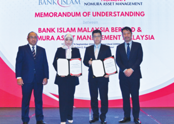 SARAH Muttalib (dua kiri) bersama Pengarah Nomura, Atsushi Ichii (dua kanan) menunjukkan dokumen yang telah ditandatangani pada majlis menandatangani MoU antara Bank Islam Malaysia dan Nomura Asset Management Malaysia di Grand Hyatt Kuala Lumpur, semalam.-UTUSAN/SYAKIR RADIN