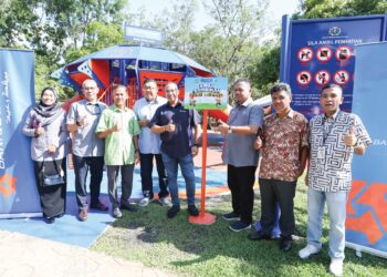 Nizam Sani (lima dari kiri) pada majlis perasmian Taman Permainan Nuri Bank Rakyat di Taman Tasik Taiping, Perak.