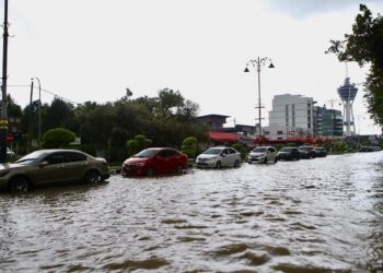 KEADAAN jalan utama di kawasan bandar raya yang turut dinaiki air petang ini di Lebuhraya Darul Aman, Alor Setar. - UTUSAN/ SHAHIR NOORDIN