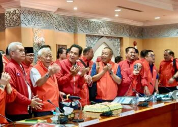 BUNG Moktar Radin (dua kiri) semasa hadir mempengerusikan Mesyuarat UMNO Sabah di Kota Kinabalu semalam.