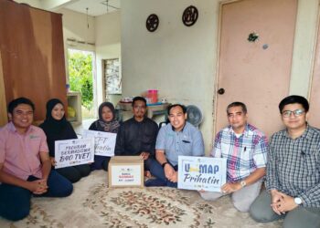 MOHD. Mustafa Al Bakri Abdullah (tiga dari kanan) bersama keluarga Nur Hidayah Rohimi,22, yang mendapat tawaran menyambung pengajian di Unimap di Jalan Kaki Bukit, Beseri, Padang Besar, Perlis semalam.-UTUSAN