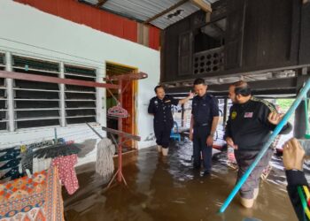 AHMAD Mohsin Md Rodi meninjau kawasan kediaman yang dilanda banjir di Kampung Kubang Gajah, Perlis hari ini.-UTUSAN/SYED AZLAN SAYID HIZAR