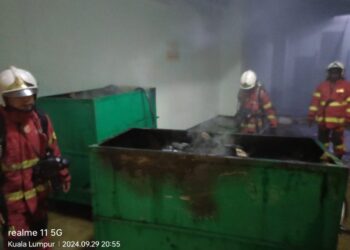 KEBAKARAN di sebuah pusat beli-belah terkemuka berpunca daripada longgokan sampah di tangga kecemasan. - IHSAN BOMBA