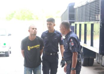 ANGGOTA polis membawa lelaki Rohingya untuk didakwa atas dua pertuduhan merogol seorang remaja di Mahkamah Sesyen Kota Bharu, Kelantan hari ini. - UTUSAN/ROSALWANI CHE SOH.