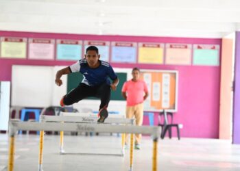 ZAIMAN Megat Abu,23, bekas pelajar SMK Syed Ahmad yang menjalani latihan di sekolah tersebut pernah mengharumkan nama negara apabila meraih pingat emas dalam acara lompat kijang pada Kejohanan Olahraga Pekak Asia-Pasifik di Tehran, Iran tahun lalu.-UTUSAN/IZLIZAN OTHMAN