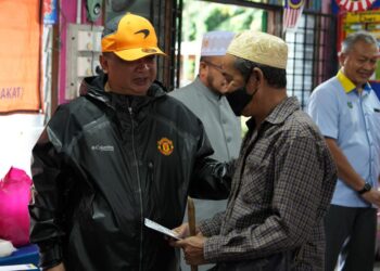 TUANKU Syed Faizuddin Putra Jamalullail berkenan berangkat menyantuni mangsa banjir di PPS SK Sena, Kangar, Perlis semalam.-UTUSAN