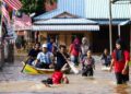 ALOR SETAR, 22 September 2024 - Sebahagian daripada mangsa banjir meredah air untuk keluar dari kawasan rumah mereka berikutan banjir yang melanda di Kampung Suka Menanti di sini hari ini. UTUSAN/ SHAHIR NOORDIN