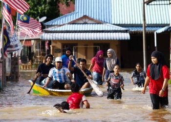 ALOR SETAR, 22 September 2024 - Sebahagian daripada mangsa banjir meredah air untuk keluar dari kawasan rumah mereka berikutan banjir yang melanda di Kampung Suka Menanti di sini hari ini. UTUSAN/ SHAHIR NOORDIN