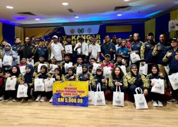 BARISAN atlet Perlis Sukma Perlis merakamkan gambar bersama selepas Majlis MPKangar Hargai Pemenang Pingat Sukma 2024 di Kompleks Dewan Undangan Negeri (DUN), Kangar, Perlis hari ini. -UTUSAN/ASYRAF MUHAMMAD