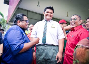 MUHAMMAD Adam Daniel Fadzil menjadi tumpuan ramai termasuk Muhammad Sanusi Md Nor yang bertemunya ketika meninjau mangsa banjir di PPS SMK Tunku Seri Indera Putera, Kubang Pasu.