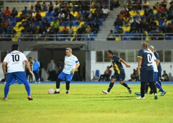 AKSI pemain dalam perlawanan persahabatan antara legenda Perlis menentang legenda Malaysia di stadium Tuanku Syed Putra, Kangar, Perlis semalam. – UTUSAN/IZLIZAN OTHMAN