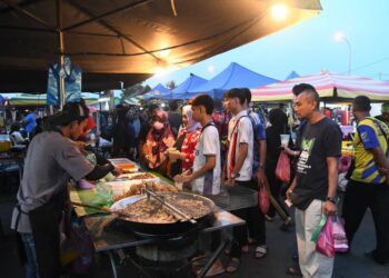 SEMUA peniaga pasar malam di Perlis diwajibkan memberhentikan operasi perniagaan mereka semasa waktu Maghrib bagi menghormati dan menunaikan solat berkenaan berkuat kuasa pada 15 September ini.-UTUSAN/IZLIZAN OTHMAN