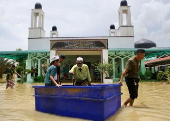 JEMAAH masjid warga emas menggunakan tangki air yang dijadikan pengangkutan untuk menunaikan solat Jumaat di Masjid Tuan Hussein, Titi Gajah di Alor Setar. - UTUSAN/ SHAHIR NOORDIN