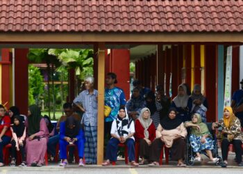 SEBAHAGIAN mangsa banjir berehat di pekarangan SMK Agama Kedah yang dijadikan PPS di Alor Setar. - UTUSAN/ SHAHIR NOORDIN