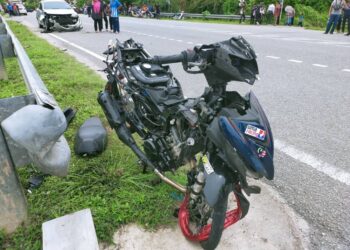 KEADAAN motosikal dan kereta yang terlibat kemalangan berhampiran Masjid Charuk Puteh di Jalan Baling-Tanjung Pari, Baling.