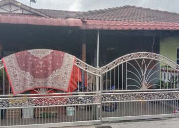 RUMAH teres setingkat kejadian bunuh dan bakar berlaku di Sitiawan, awal pagi tadi. - UTUSAN