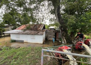 SALAH sebuah rumah yang dinaiki air berikutan hujan lebat sejak beberapa hari lalu di Kampung Titi Besi, Arau, Perlis, hari ini.- UTUSAN/ASYRAF MUHAMMAD