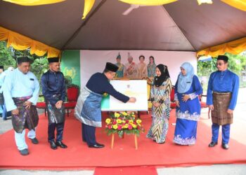 TUANKU Syed Faizuddin Putra Jamalullail merasmikan surau baharu Sekolah Tengku Budriah (STB) di STB, Arau, Perlis hari ini.- UTUSAN/IZLIZAN OTHMAN