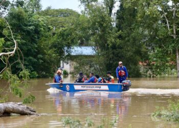 ANGGOTA APM melakukan tinjauan banjir menggunakan bot di Kampung Padang Luar di Jitra, Kubang Pasu - UTUSAN/ SHAHIR NOORDIN