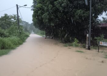 BANJIR yang berlaku di sekitar daerah Kubang Pasu. - IHSAN APM