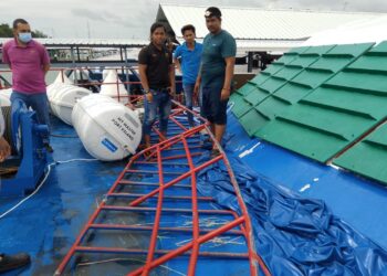 BESI penghadang feri My Master yang patah akibat dibadai ombak ketika perjalanan dari Kuala Kedah pagi tadi. - IHSAN FERRY LINE