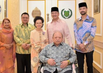 TUANKU Syed Sirajuddin Jamalullail dan Tuanku Tengku Fauziah Binti Almarhum Tengku Abdul Rashid berkenan menerima kunjungan sembah mengadap oleh Ahli Parlimen Sembrong, Datuk Seri Hishammuddin Tun Hussein di Kangar baru-baru ini.-UTUSAN