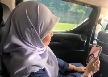 FADHLINA Sidek ketika sedang membuat panggilan video bersama pelajar, Rafida Zaiddin.