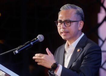 Menteri Komunikasi, Fahmi Fadzil berucap pada Majlis Ulangtahun Asia News Network ke-25, di Hotel Hilton, di sini hari ini. UTUSAN/SHIDDIEQIIN ZON