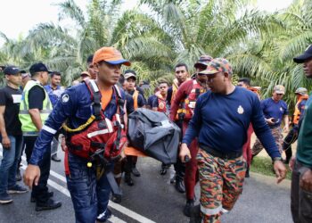 MAYAT Muhammad Rosman Rohadi ditemui tersangkut pada sisa pelepah kelapa sawit di Kampung Tanjung Kanan, Kuala Nerang di Padang Terap. - UTUSAN/ SHAHIR NOORDIN