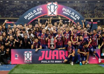 JDT menjulang trofi selepas dinobatkan sebagai juara Piala FA 2024 selepas menumpaskan Selangor FC.