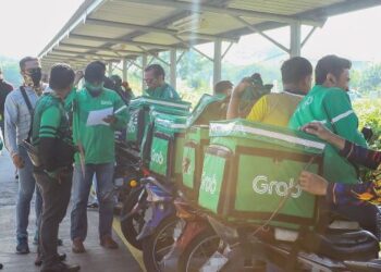 PEKERJA ekonomi gig boleh membuat caruman KWSP sendiri serta menyimpan wang di bank sebagai pelaburan jangka panjang.