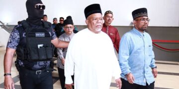 POLIS mendapat perintah tahanan reman terhadap Nasiruddin Mohd Ali (tengah) dan pemimpin Global Ikhwan Services and Business Holdings Sdn. Bhd. (GISBH) yang lain bagi membantu siasatan dakwaan eksploitasi kanak-kanak dan pemerdagangan manusia 
di Mahkamah Majistret Shah Alam, Selangor, semalam. 
– UTUSAN AFIQ RAZALI