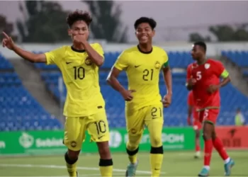 PEMAIN tengah skuad bawah 19 (B-19) negara, Haykal Danish Mohd Haizon (kiri) meraikan kejayaannya menjaringkan gol kedua ketika membantu pasukan menewaskan Oman 2-1 dalam aksi pertama Kelayakan Piala Asia B-20 2025 di Dushanbe, semalam. - Ihsan AFC